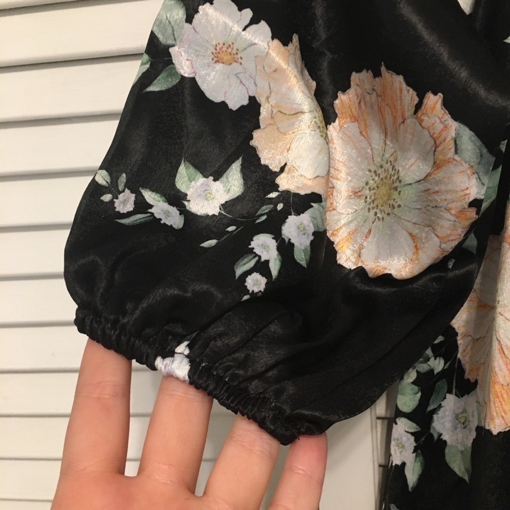 We Are Kindred Floral Satin Blouse Size 0 - Picture 3 of 13